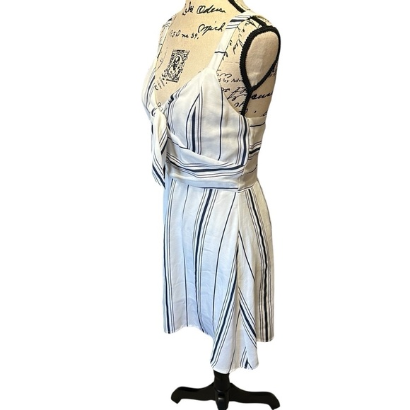 J.O.A Tie Front Fit and Flare Dress White and Navy Sz Small - Picture 4 of 10